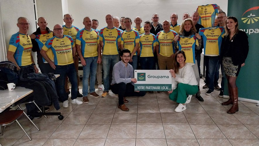 Les membres du vélo club revêtus  de leur nouvel équipement et les responsables de Groupama.