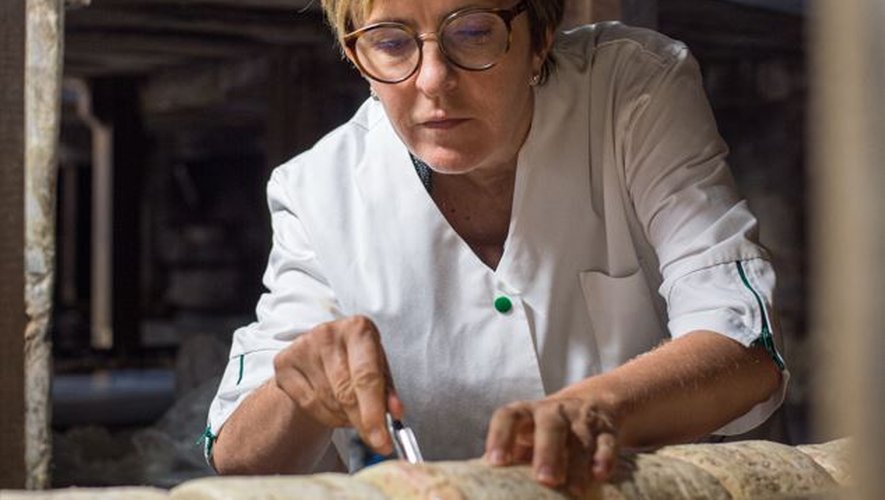 Delphine Carles qui incarne la troisième génération de maître artisan à la tête de la société familiale Roquefort Carles.
