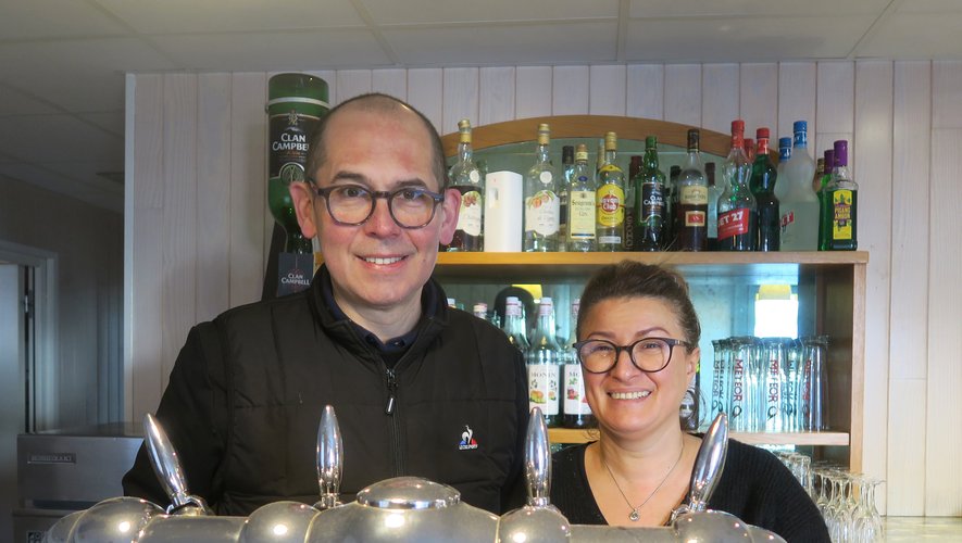 Laurent et Nadia Cayla au comptoir de l’Auberge de la Viadène, anciennement le Flo Bar.