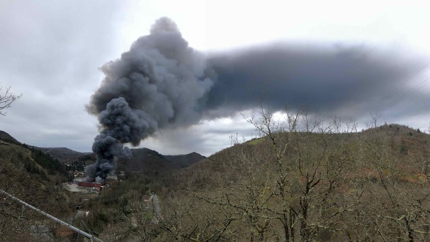 L'incendie impressionnant du bâtiment de la Snam à Viviez s'est déclaré le samedi 17 février 2024.