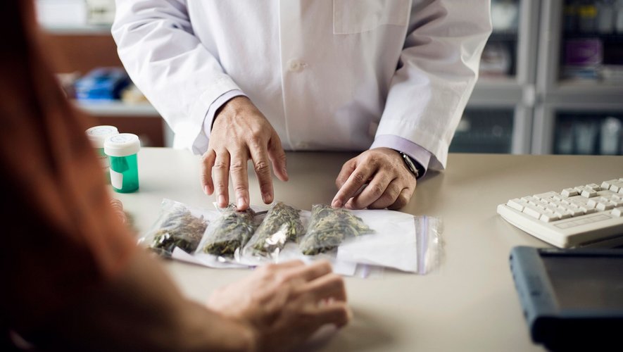 Plusieurs pays européens, ainsi qu'Israël et certains États américains, laissent déjà la possibilité aux médecins de prescrire des produits à base de cannabis, une piste thérapeutique qui fait l'objet de controverses dans le monde médical.