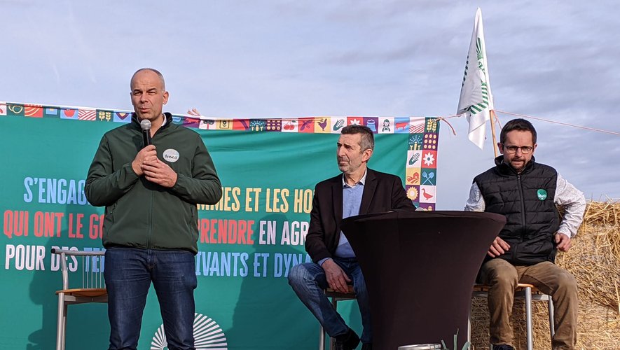 Arnaud Rousseau, à gauche, président de la FNSEA, a annoncé son refus de prendre part au débat voulu par Emmanuel Macron au Salon de l'agriculture.
