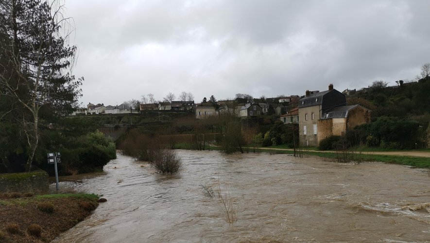 De nombreux cours d'eau sont en crue à l'ouest et au nord du pays, comme ici à Parthenay (Deux-Sèvres).