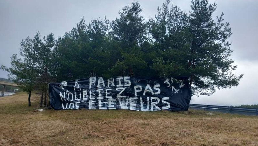 Au bord de l'A75 à Séverac : le message des Jeunes Agriculteurs de l'Aveyron avant le début du salon de l'agriculture.