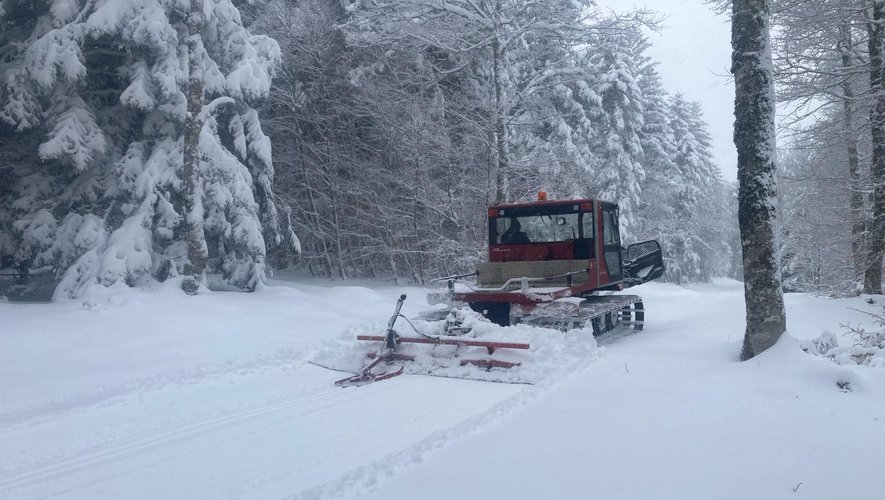 A Brameloup, où 35 cm de neige sont tombées, les dameuses ont travaillé sans relâche pour préparer le week-end.
