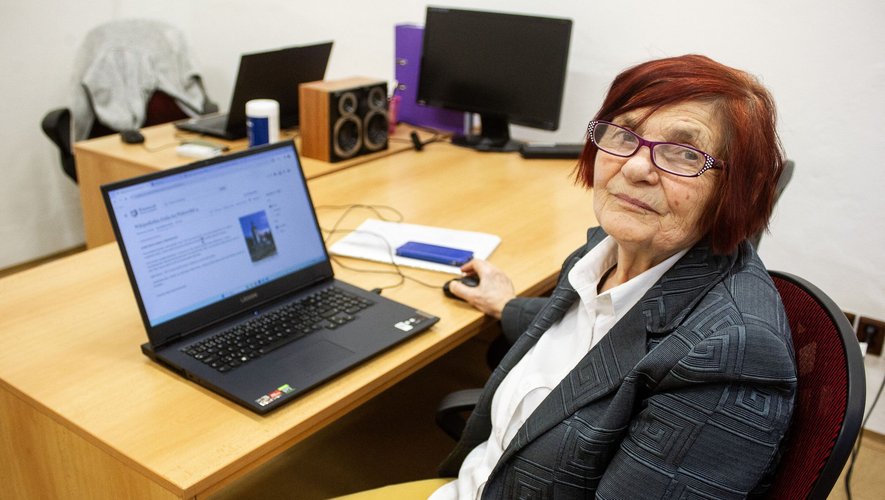 Mme Jirina Kadnerova écrit pour l'encyclopédie libre depuis qu'elle a suivi un cours formant des personnes âgées dans le cadre du projet "Seniors Write Wikipedia".
