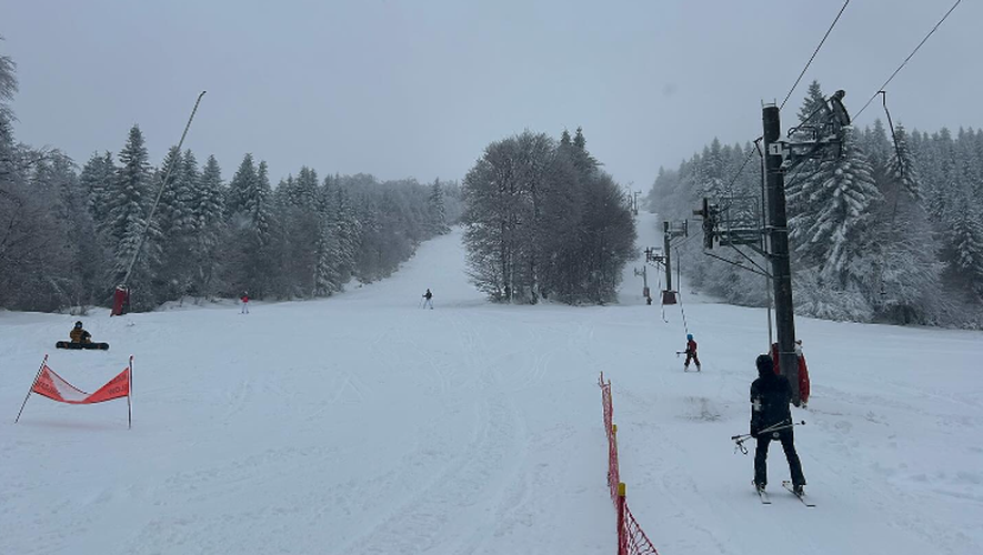 Avec 30 cm de neige sur l'Aubrac, les stations ouvrent une partie de leur domaine.
