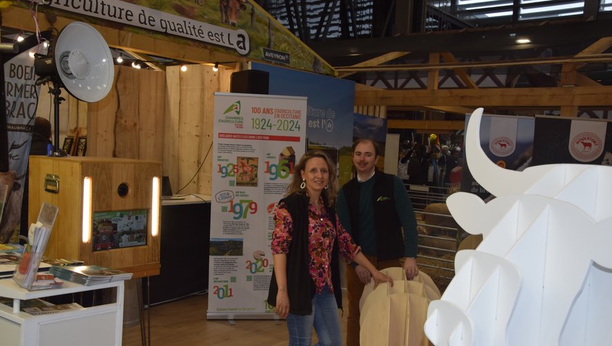 Anne-Sophie Geniez et Edouard Danglade (chambre d'agriculture) assurent l’animation sur le stand de l’Aveyron.