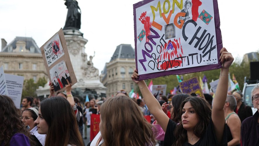En France, où l'IVG est dépénalisée depuis la loi Veil de 1975, le nombre d'avortements reste relativement stable depuis une vingtaine d'années autour de 230.000 par an.