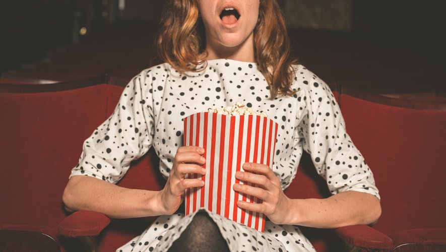 Le "popcorn brain" est un terme qui traduit notre difficulté à se concentrer en raison d'une exposition excessive aux écrans et à un contenu numérique rapide et fragmenté.