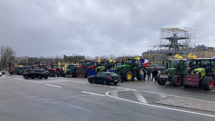 Plus d'une dizaine de tracteurs se sont rangés près du château de Versailles.