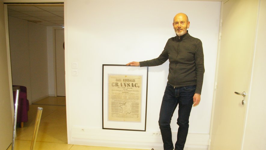 Le directeur des Thermes, Nicolas Jacquemin, présente la page d’un journal de 1850 vantant les bienfaits des eaux thermales de Cransac.