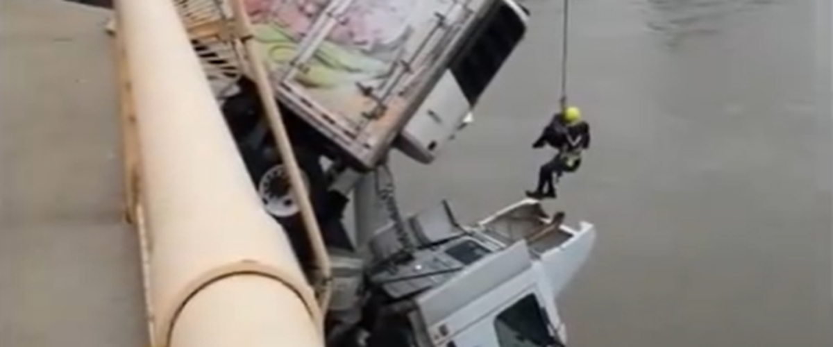 Un camion suspendu dans le vide après un accident : la vidéo du sauvetage héroïque de la conductrice par les pompiers