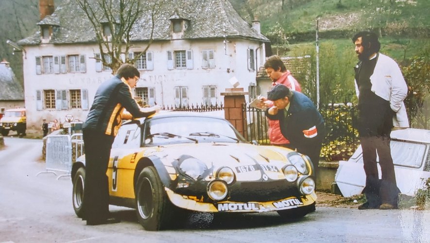 Les vainqueurs de la première édition, Noquin-Virgos, sur Alpine 1800, ici au départ de la spéciale Villecomtal-Mouret.