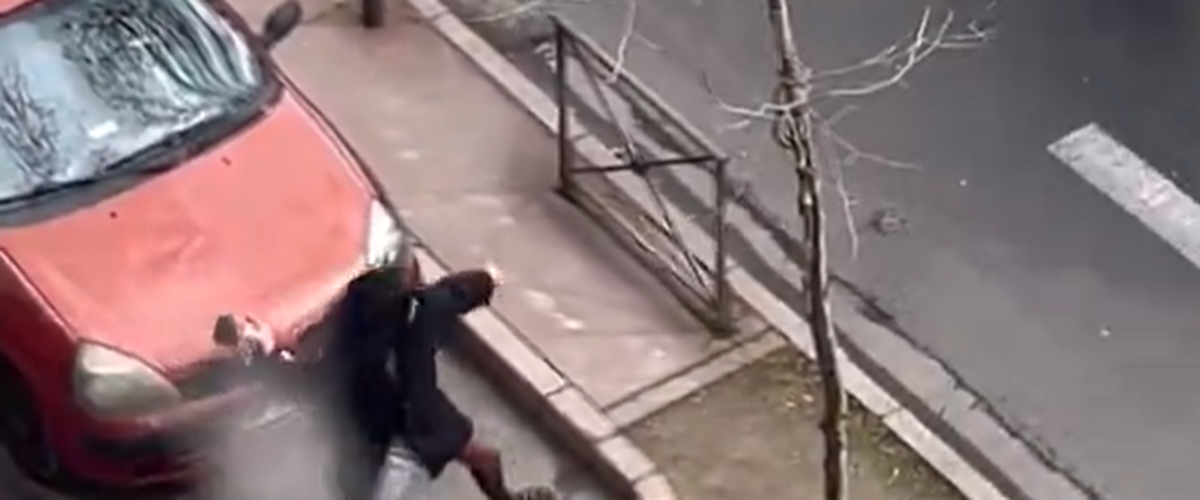 Vidéo : en pleine rue, un homme travesti en femme lance sa chaussure à talon et explose la vitre de la voiture de la police
