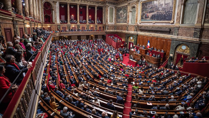 Le parlement français a voté en faveur de l'inscription de l'IVG dans la Constitution depuis l'une des ailes du château de Versailles.