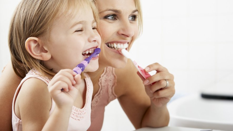 Brossage des dents : pourquoi faut-il attendre 30 minutes après les repas ?