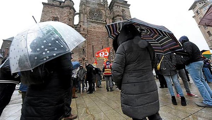 Malgré le froid et la pluie, les militants se sont rassemblés ce 8 mars pour exiger le droit des femmes.