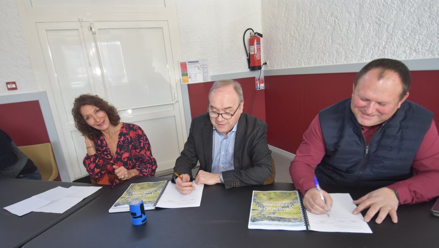 Lors de la signature de la convention globale de territoire avec la présidente de la Caf de l’Aveyron (Anne Calvet), son directeur (Stéphane Bonnefond) et le vice-président de la Com’com (Sébastien Cros).
