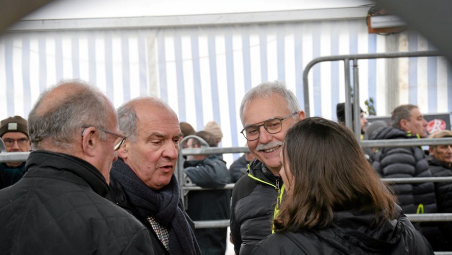 Didier Dijols, organisateur en chef, avec le maire de Laguiole, Vincent Alazard.