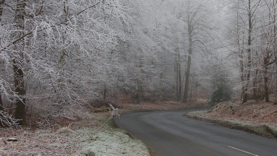Une fine couche de neige est présente sur certains axes du Nord-Aveyron.