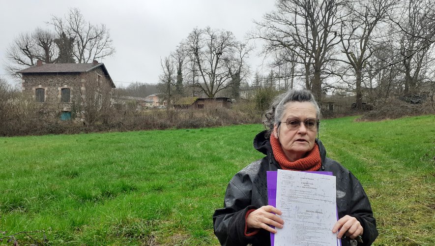 Nadine Stachurka, présidente de l’association Aide aux animaux abandonnés du Bassin, avec en main la plainte déposée au commissariat.