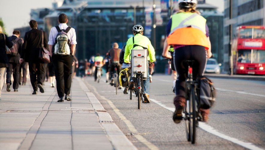 Favoriser à la marche et le vélo dans des zones où la circulation des voitures est réduite peut faire économiser énormément de dépenses de santé.