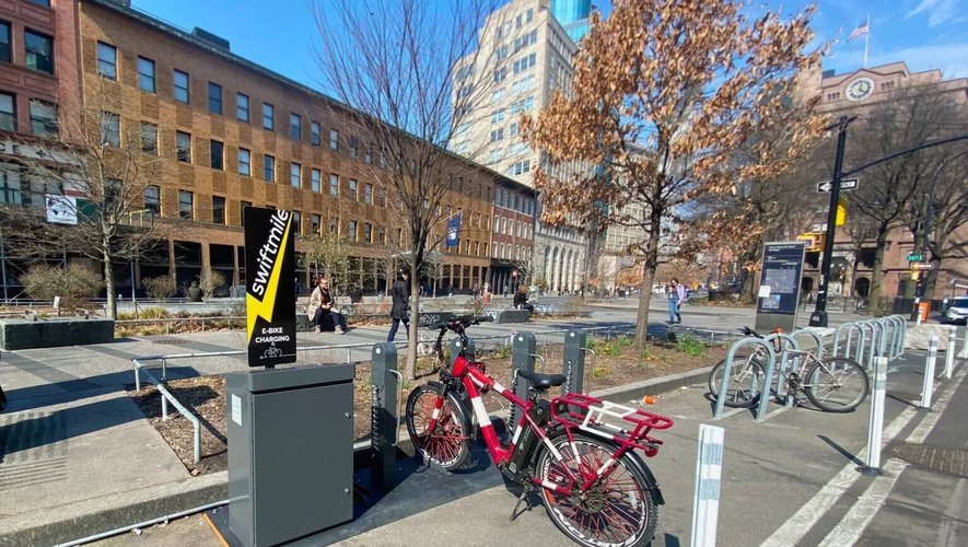 Une première station de recharge pour vélos électriques Swiftmile vient d'être inaugurée à Cooper Square, à New York.