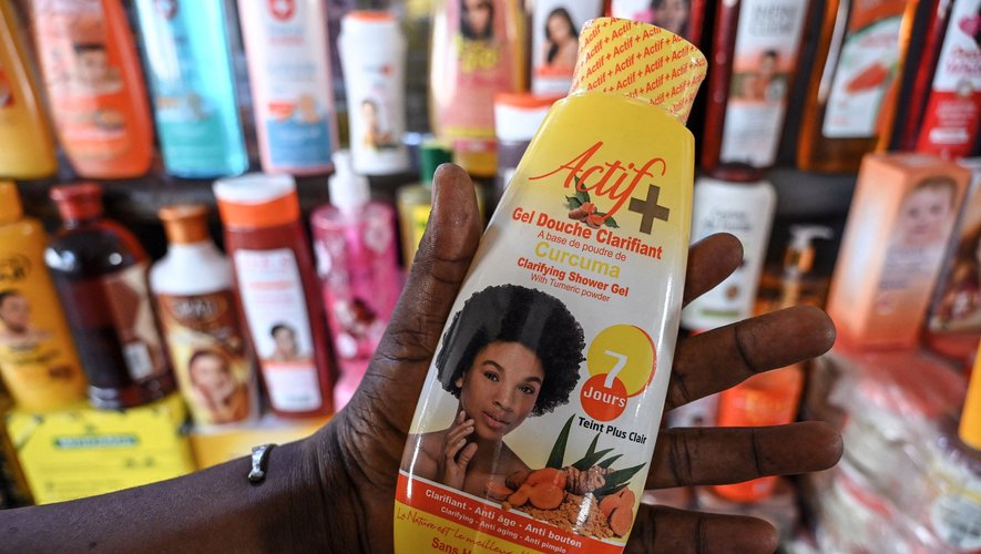 Influencées par un idéal de beauté au teint clair, de nombreuses femmes se dépigmentent la peau en Afrique de l'Ouest, principalement à l'aide de crèmes éclaircissantes disponibles partout dans le commerce bien que nocives.