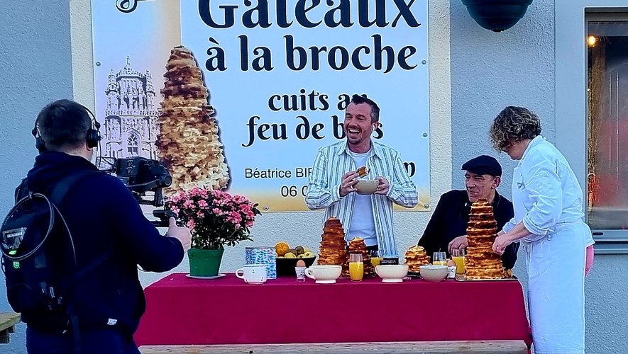 Le journaliste Loïc Ballet a découvert et fait découvrir aux téléspectateurs la cuisson d’un gâteau à la broche avec Béatrice et Laurent.