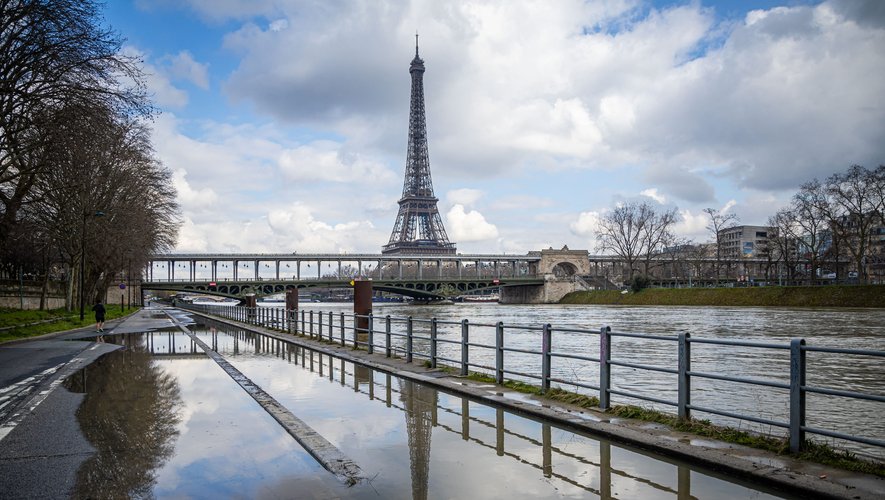 Juste avant les Jeux Olympiques, la maire de Paris a promis de se baigner dans la Seine, potentiellement en juin.
