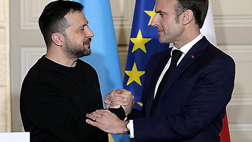 Les présidents ukrainiens et français, Volodymyr Zelensky et Emmanuel Macron, le 16 février 2024, à Paris.