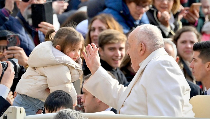 Le pape François n'a pas l'intention de démissionner car il estime que sa santé lui permet de continuer son pontificat.