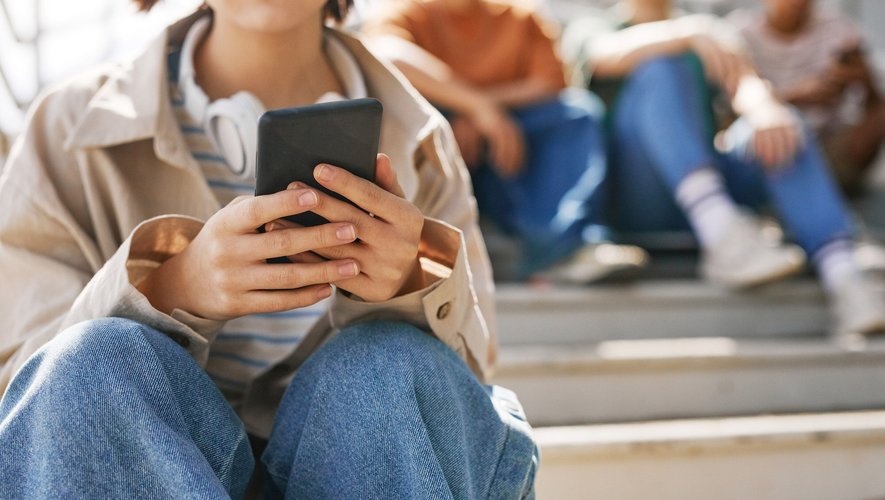 Selon l'étude de Pew Research, les jeunes filles sont davantage touchées émotionnellement lorsqu'elles n'ont pas accès à leur téléphone, par rapport aux jeunes garçons.