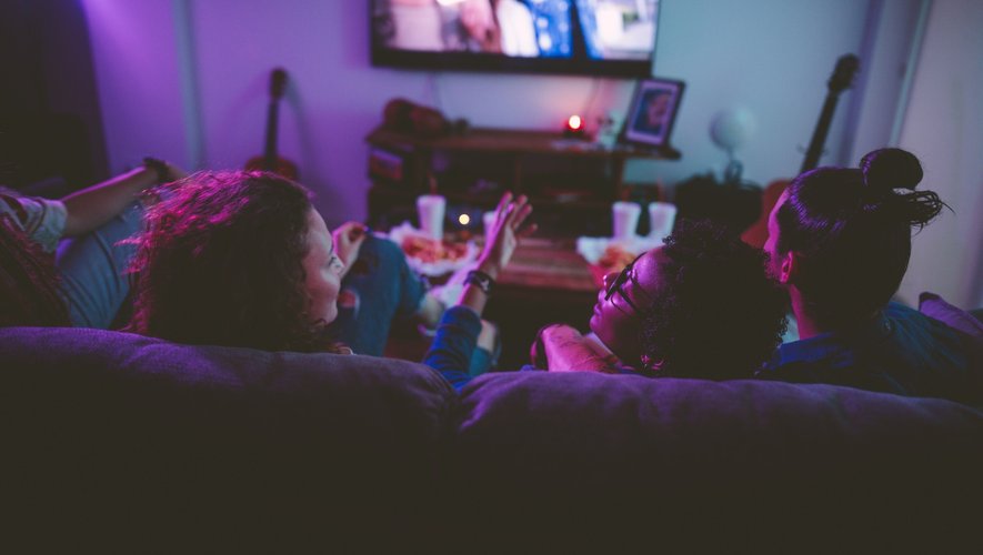 Selon le dernier rapport de Tubi, les jeunes Américains préfèrent regarder des séries et des films nouveaux, faits par de petits créateurs.