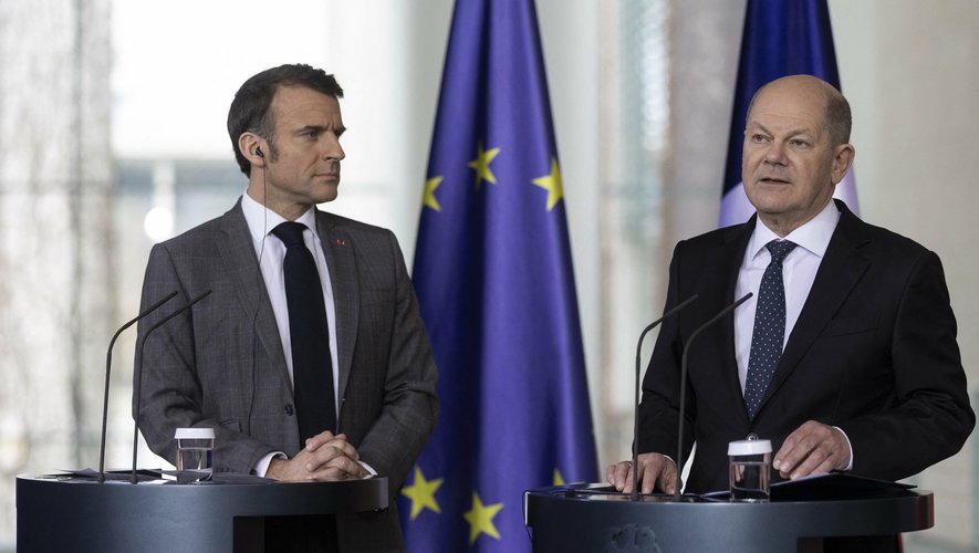 Emmanuel Macron, aux côtés d'Olaf Scholz, le chancelier allemand.
