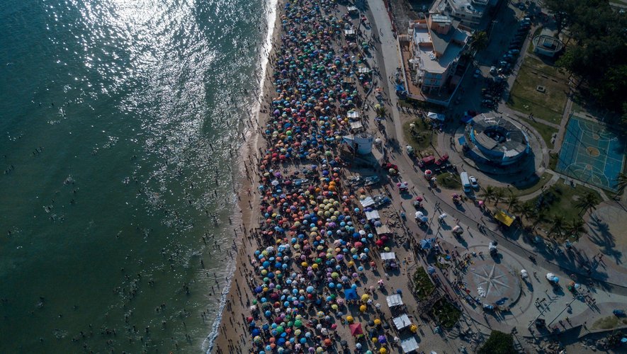 Une nouvelle vague de chaleur frappe le Brésil, avec des températures record qui ont poussé les habitants de Rio de Janeiro et de São Paulo à se réfugier dimanche sur les plages et dans les parcs.