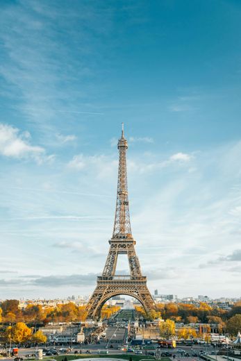 La Tour Eiffel est le monument le plus visité de Paris.