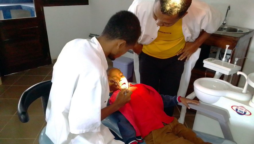 Grâce à la générosité, un cabinet dentaire a ouvert à Madagascar.