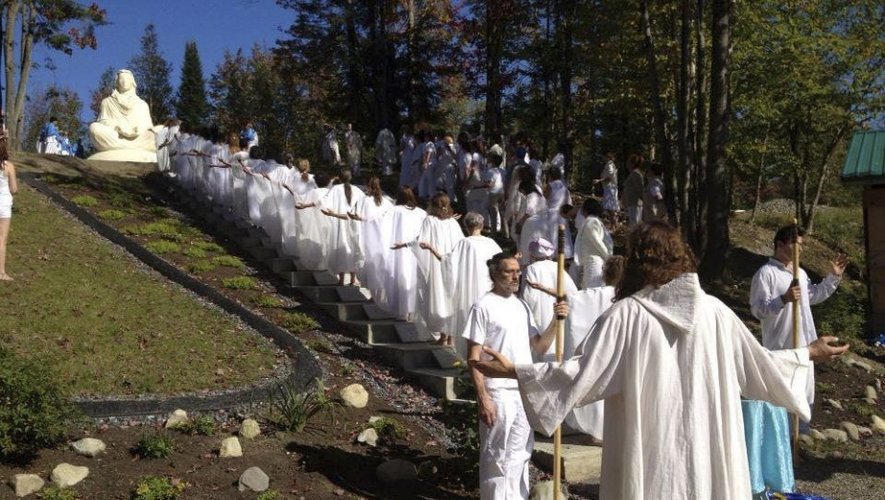 Les Esséniens, souvent vêtus de blanc, disent avoir trouvé leur "terre sacrée"  à Montlaur, où une dizaine de familles résident dans un hameau rebaptisé "Terranova".
