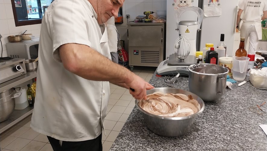 Marcel gère la pâtisserie dans la boulangerie.DDM BD