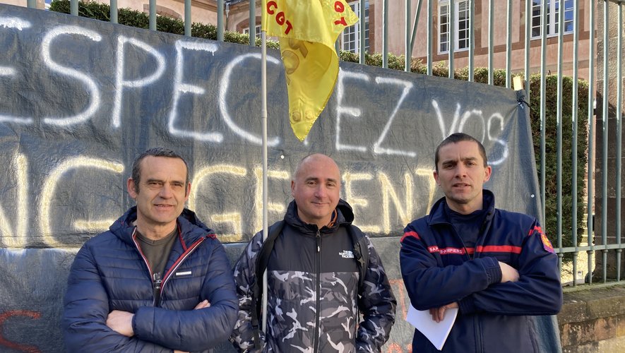 Olivier Gastineau, Christophe Austruy et Emmanuel Causse (de droite à gauche) portaient la voix des sapeurs-pompiers du département, hier matin, à Rodez.