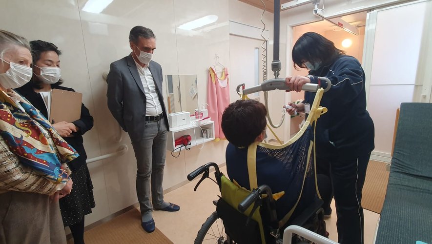 Le président du Département, Arnaud Viala, lors d’une visite d’un établissement d’hébergement pour personnes âgées au Japon.