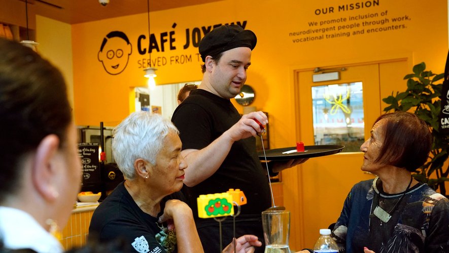 Le Café Joyeux, chaîne française "inclusive" de restauration avec des employés autistes ou trisomiques, se lance aux Etats-Unis.