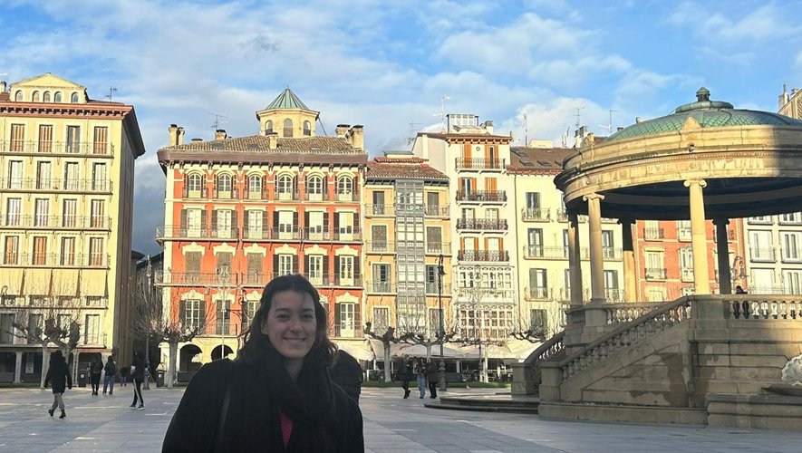 Lisa Fernandez sur la plaça del Castillo à Pampelune : l’expérience heureuse d’un stage à l’étranger.