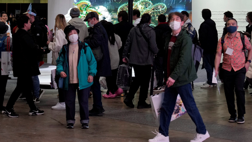 Des personnes portant des masques, le 23 mars 2024 à Tokyo.