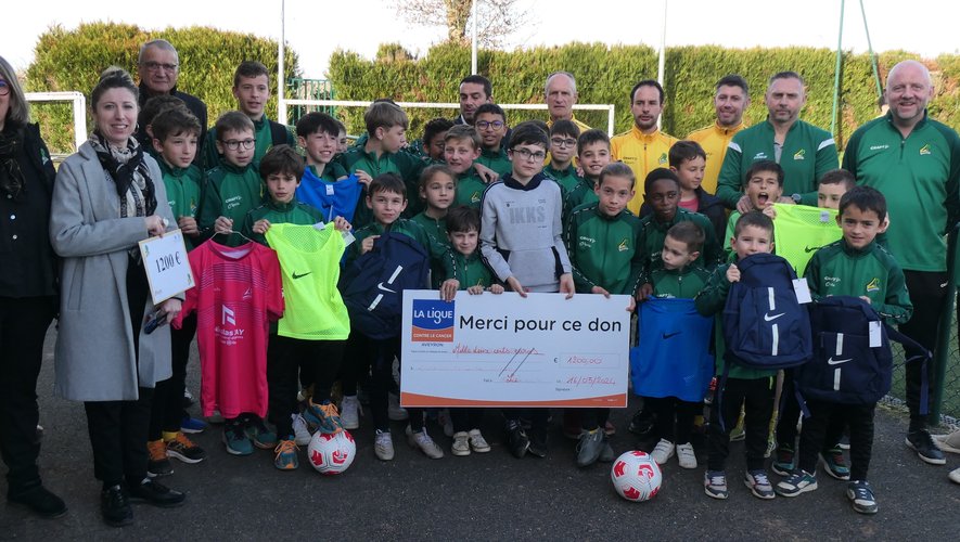 Le foot remet 1 200 euros à la Ligue contre le Cancer