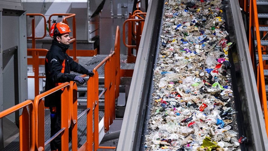 Le site, entièrement automatisé, peut traiter 200.000 tonnes de déchets par an et permet d'isoler douze types de plastiques, contre quatre dans les usines classiques.