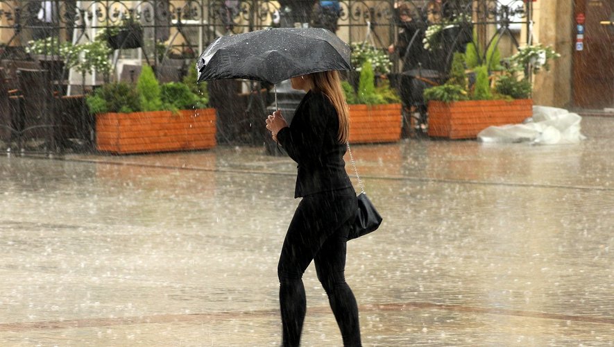 Le risque d'averses est toujours très présent ce lundi de Pâques avec un risque orageux. Le parapluie ou l'imperméable restent nécessaires.