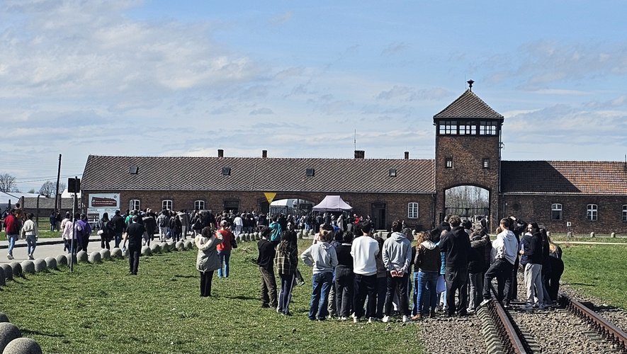 Les lycéens devant l’entrée d’Auschwitz.